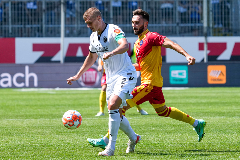 Laufduell zwischen SVS-Abwehrspieler Zhirov (li.) und dem Karlsruher Schleusener