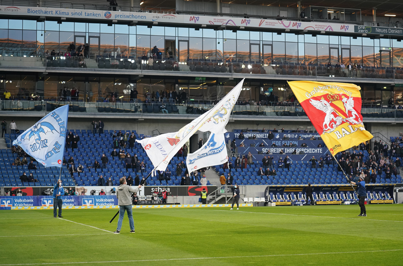 Erstmasl waren wieder fünf Fahnenschwenker zugelassen