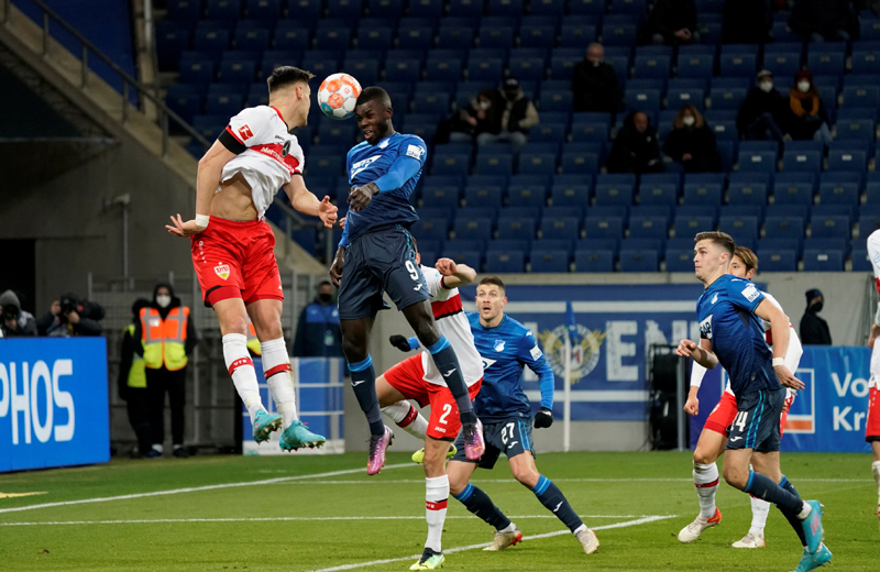 Auge in Auge beim Kopfballduell in einem spannenden baden-württembergischen Derby
