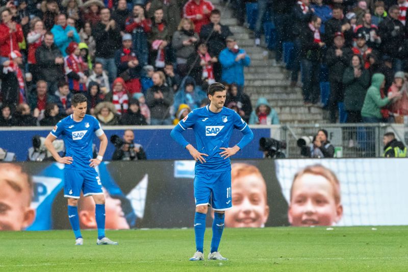 Hängende Köpfe bei Hübner (li.9 und Grillitsch. Die Enttäuschung nach der vierten Niederlage in Folge in groß.