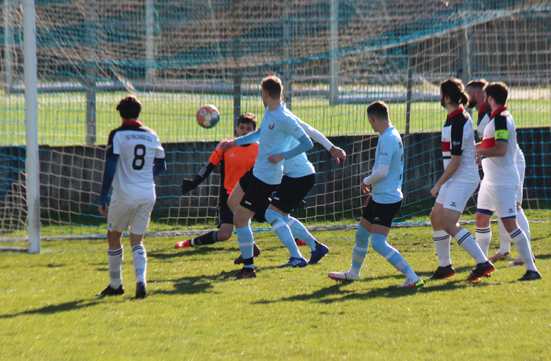 Marvin Hartwich (3. v. l.) trifft nach einer Ecke ins Waldangellocher Tor, doch der Treffer wird wegen Abseits nicht anerkannt