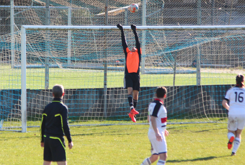 TSV-Keeper benz klärt einen Schuss von Bauer zur Ecke