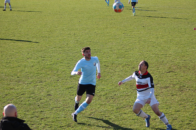 Gespannte Blicke zum Ball: Baumgartner (li.) und TSV-Coach Hohmann