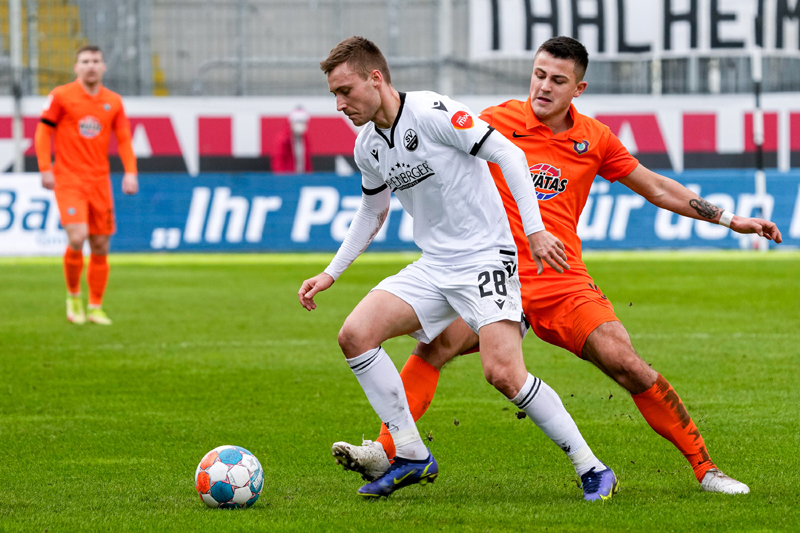 Neuzugang Trybull (vorne) konnte in seinen ersten beiden Pflichtspielen für den SVS überzeugen