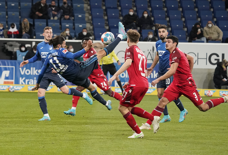 Akrobatischer Fallrückzieher von Hoffenheims Grillitsch