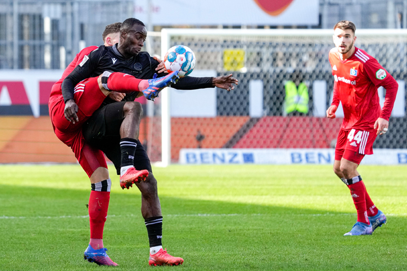 Hamburgs Moritz Heyer (li.) versucht Sandhausens Erich Berko den Ball abzunehmen. Rechts beobachtet Mario Vuskovic die Szene.