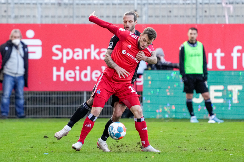 Dennis Diekmeier umklammert im Zweikampf Hamburgs Manuel Wintzheimer (vorne)
