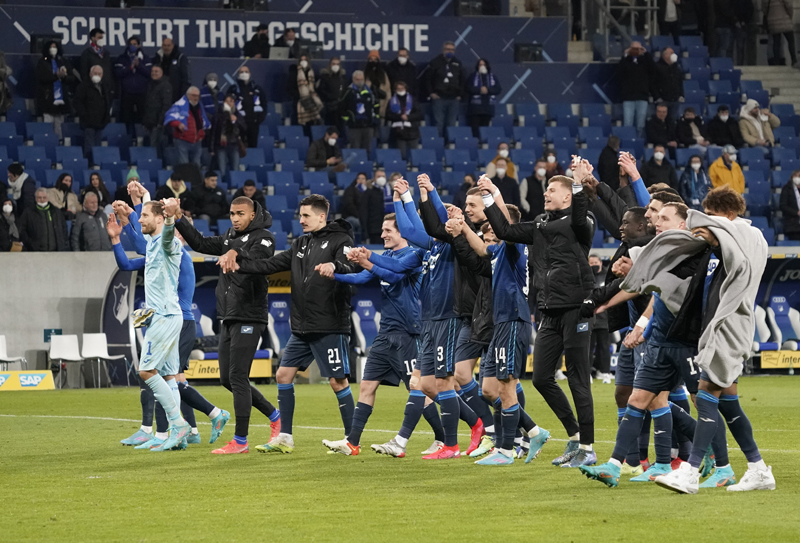 Die Mannschaft lässt sich vor der Südkurve feiern