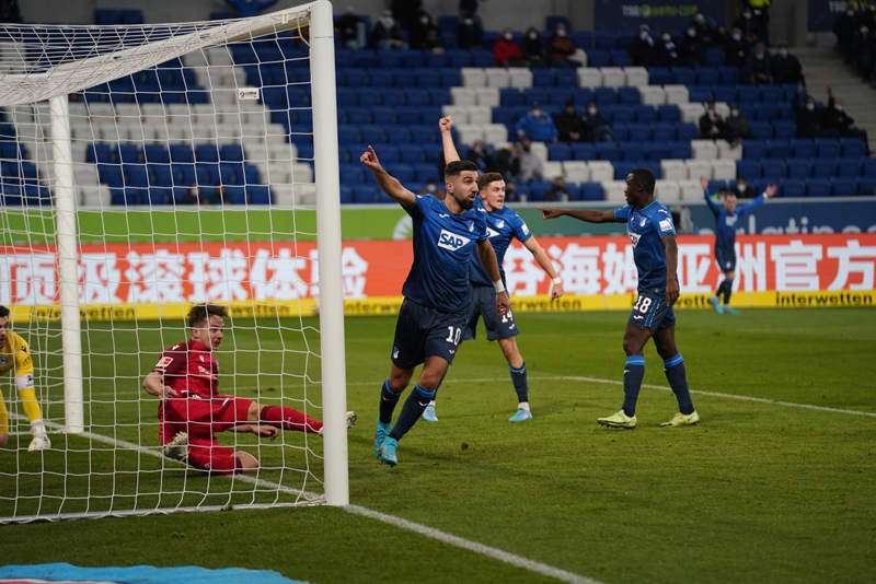 Der Ball ist knapp hinter der Torlinie. Dabbur, Baumgartner und Samassekou (von links) machen es deutlich