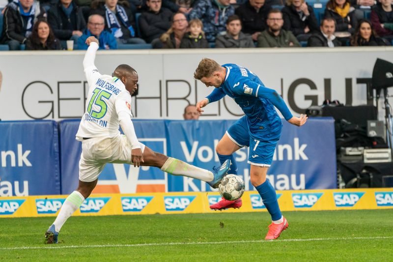 Hoffenheims Bruun Larsen (re.) im Duell mit dem Wolfsburger Roussillon