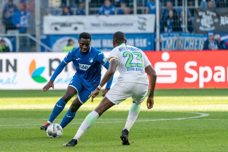 Samassekou (li.) im Eins gegen Eins mit Wolfsburgs Guilavogui