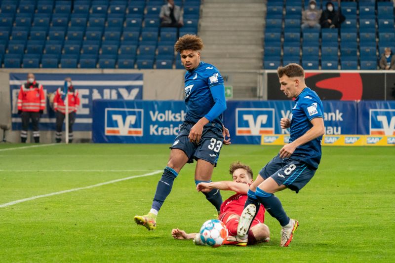 Mit vereinten Kräften bei der Balleroberung: Georginio Rutter (li.) und Dennis Geiger (re.)