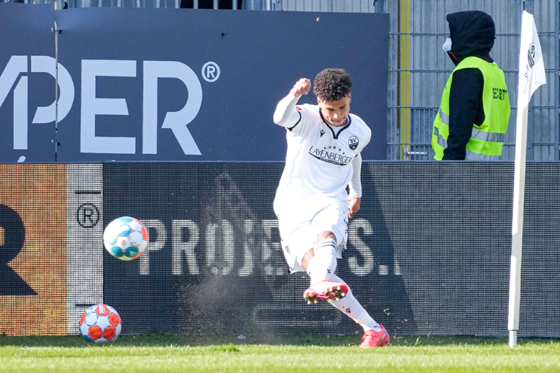 Okoroji erzielt per direkt verwandeltem Eckball die 1:0-Führung für Sandhausen