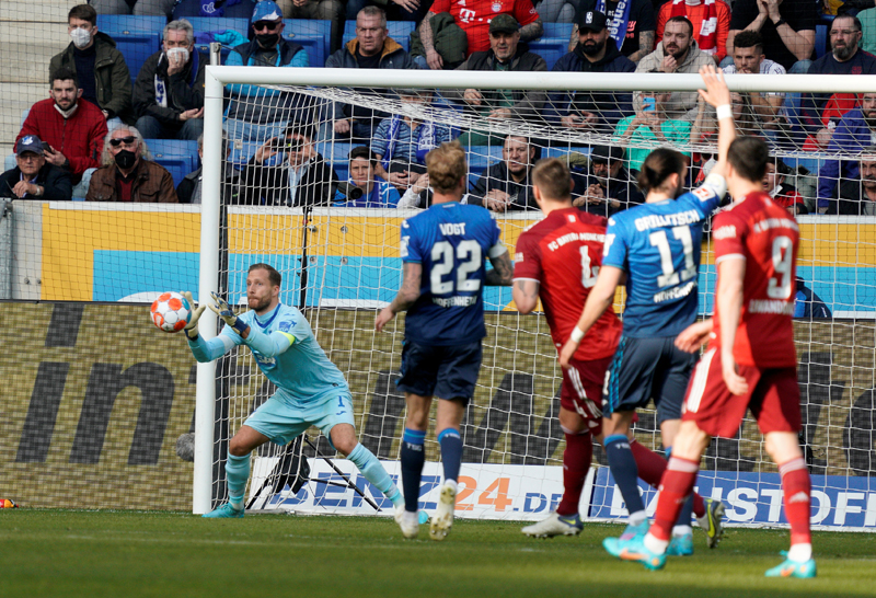 Hoffenheims Torhüter Baumann in einer seiner vielen tollen Aktionen
