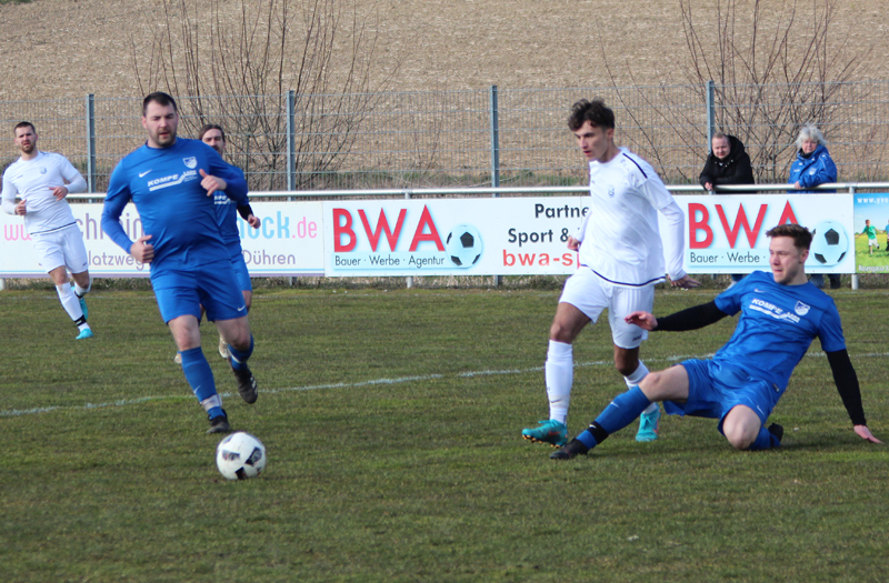 Jonas Langenbach enteilt Ittlingens Dustin Brunner (re.)