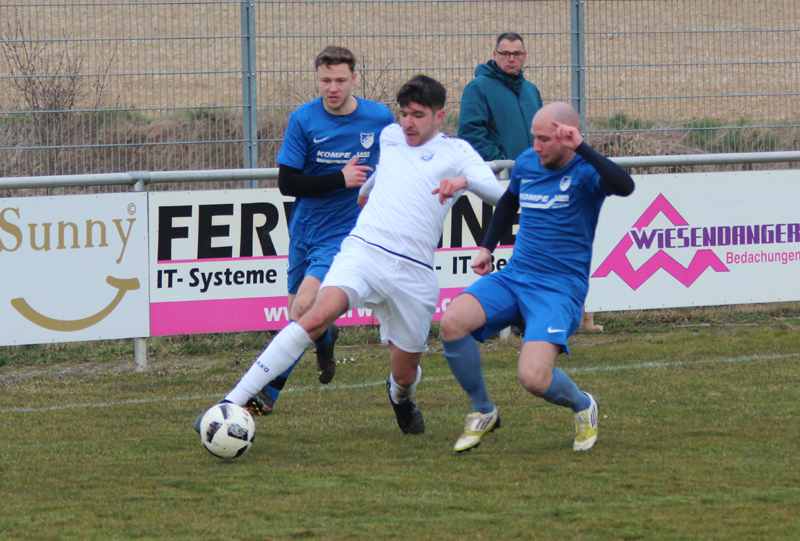 Steffen Baumgartner setzt sich gegen zwei Gegenspieler durch