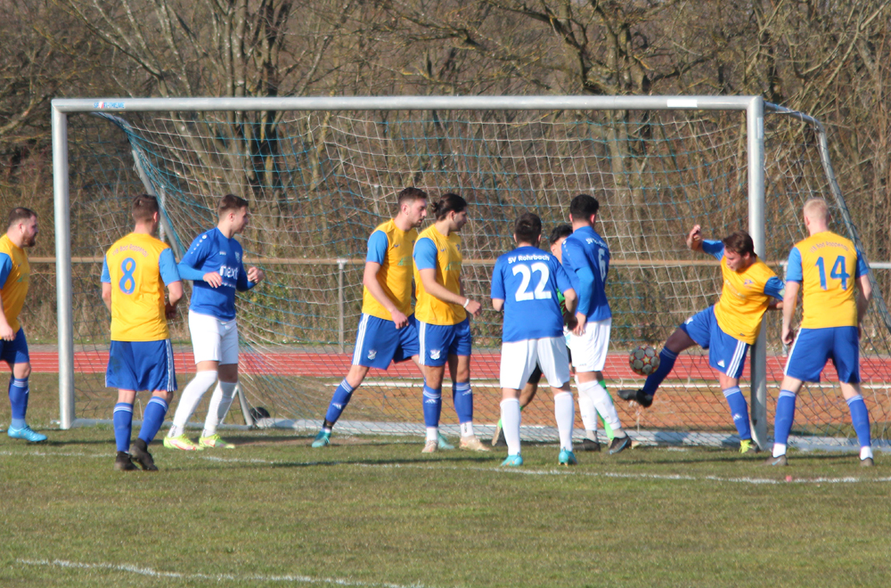 Ein Bad Rappenauer Spieler klärt einen Rohrbacher Schuss auf der Torlinie