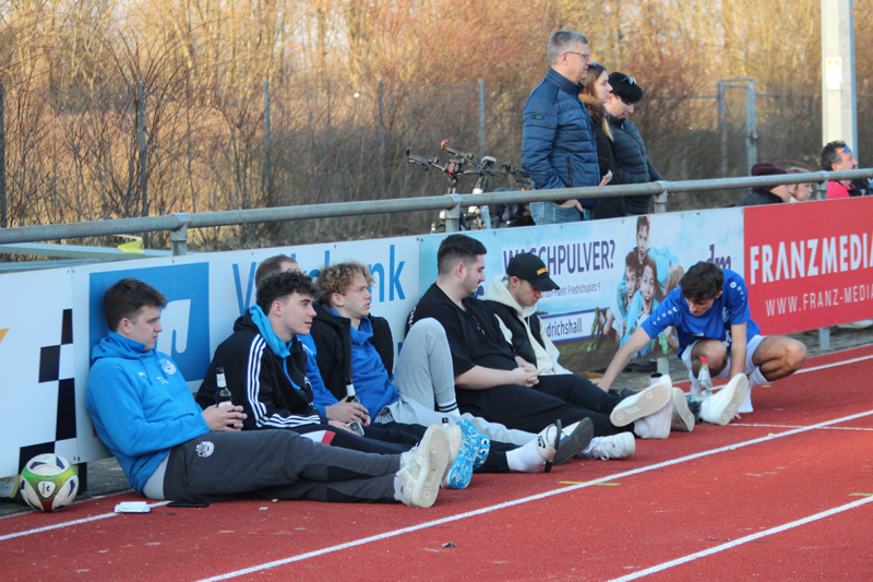 2. Mannschaftsspieler des SVR am Spielfeldrand