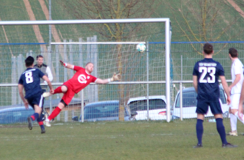 Romig pariert Freistoss von Schardt