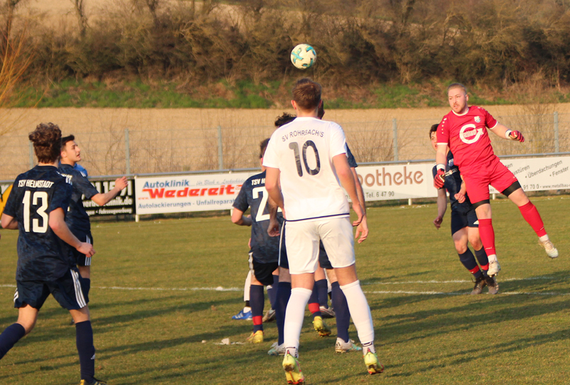 Torhüter Romig bei seiner Torvorlage