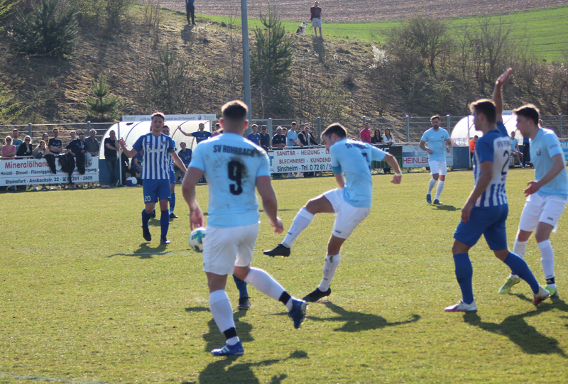 Lukas Authenrieth beim Torschuss