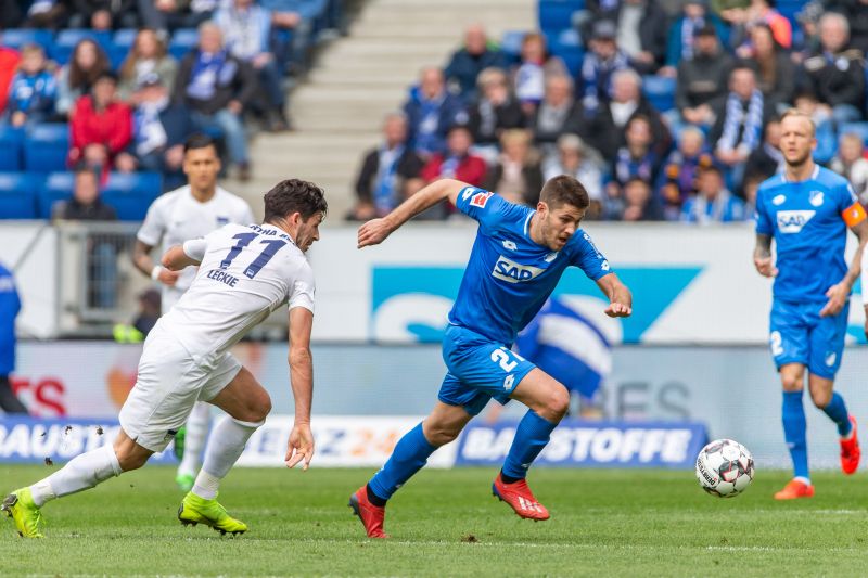 Andrej Kramaric ((Mitte), der der TSG längerfristig erhalten bleibt, enteilt seinem Berliner Gegenspieler Leckie