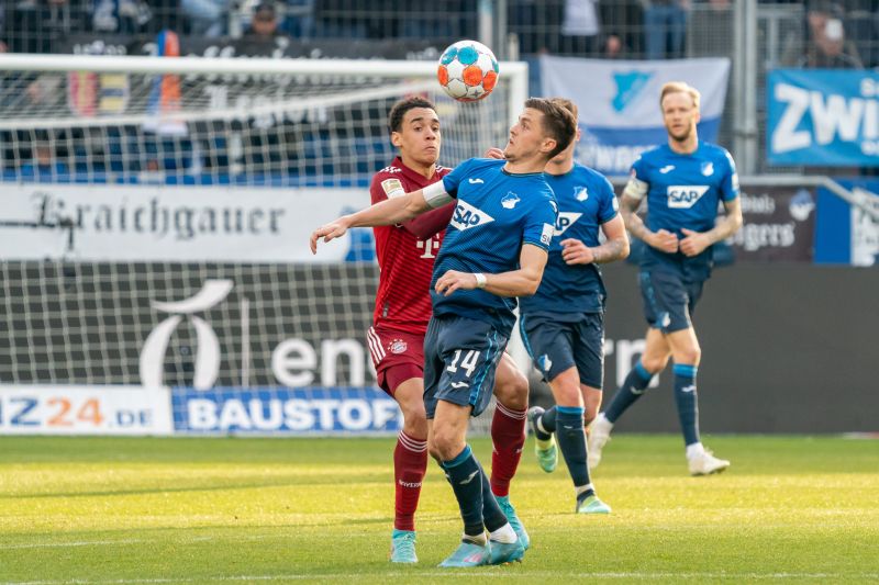 Duell zwischen Bayerns Musiala (Bayern, li.) und Hoffenheims Baumgartner