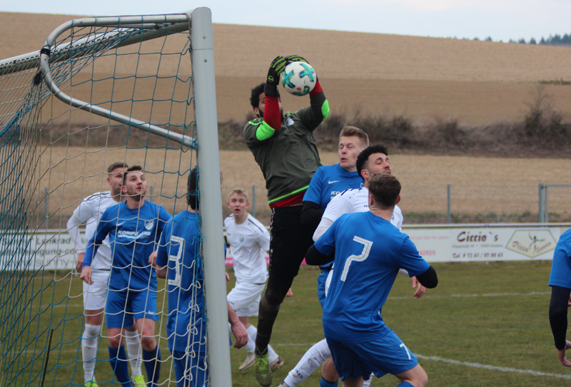 TSV-Keeper Awotula lässt den Ball unglücklich aus den Händen ins eigene Tor zur 2:1-Führung für den SVR gleiten