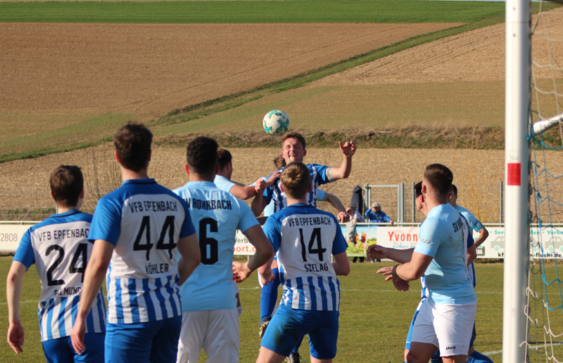 Die Entscheidung: Vogt (ganz hinten verdeckt) erzielt per Kopfball den 4:3-Siegtreffer für den SV Rohrbach/S.