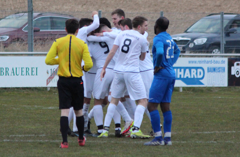 Jubel bei den Gastgebern nach dem Abpfiff. Der erste Sieg im Jahr 2022 ist geschafft!