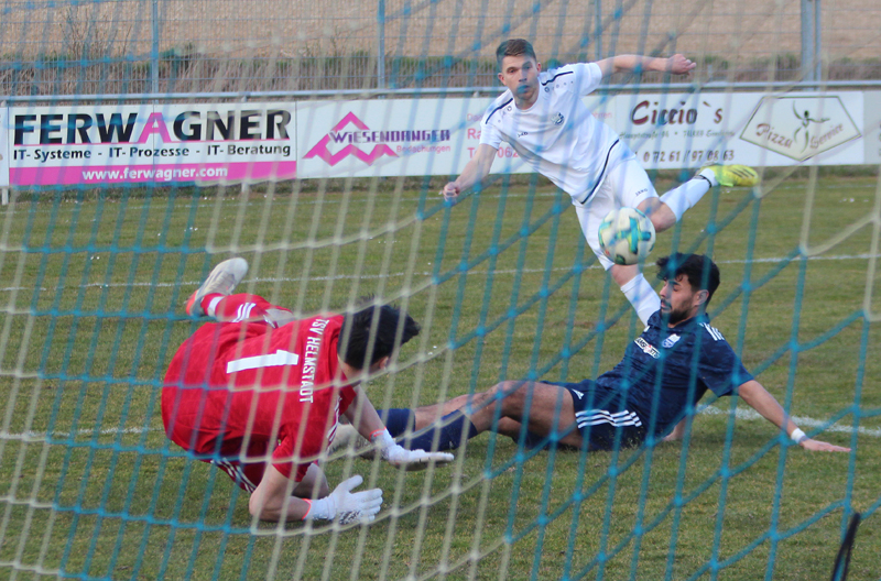 Rohrbachs Vogt scheitert mit seinem Schuss an Helmstadts Torhüter Hotel