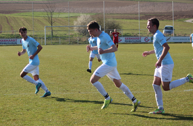 Jubel und Begeisterung beim SVR. Vogt (Mitte) freut sich über seinen Last-Minute-Treffer zum 4:3.