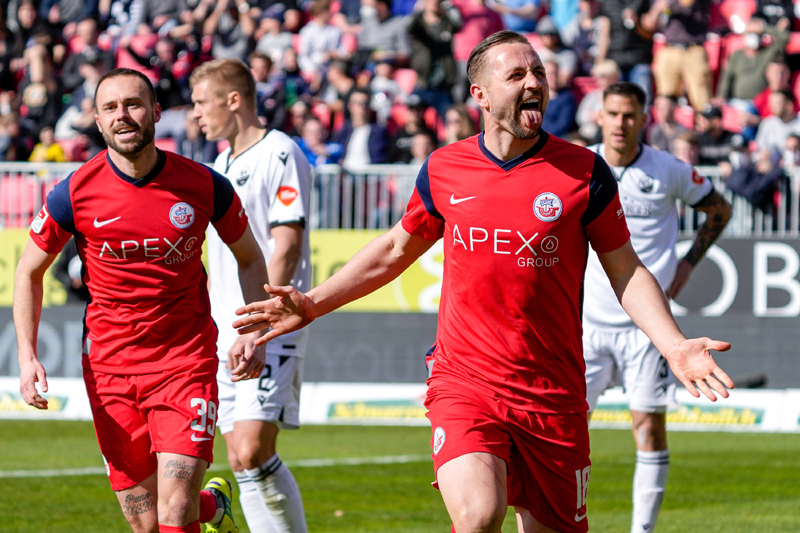 Breiner (li.) und Torschütze Verhoek jubeln über den Siegtreffer