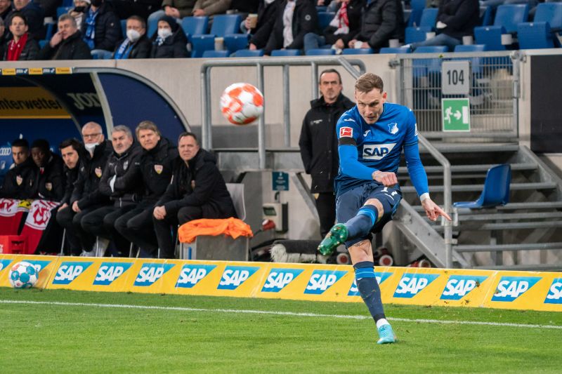 Raum bei einer seiner gefährlichen Flanken. Der Hoffenheimer Jungnationalspieler ist seit Wochen in bestechender Form.