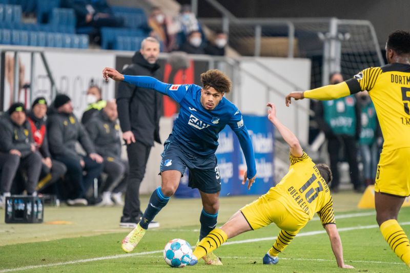 Im Dribbling gegen Borussia Dortmund