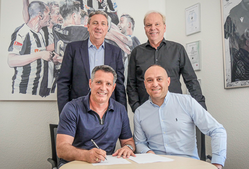 Stehend von links: SVS-Präsident Jürgen Machmeier und Volker Piegsa (Geschäftsführer SVS), Sitzend von links: Alois Schwartz (SVS-Cheftrainer) und Mikayil Kabaca (Sportlicher Leiter)