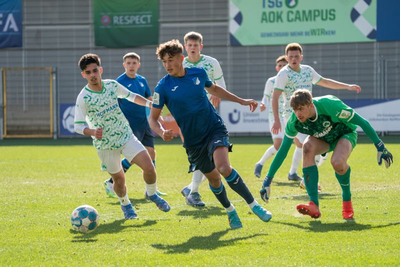 Bischof (Mitte) beim A-Juniorenspiel der TSG gegen die SpVgg Greuther Fürth im Februar 2022