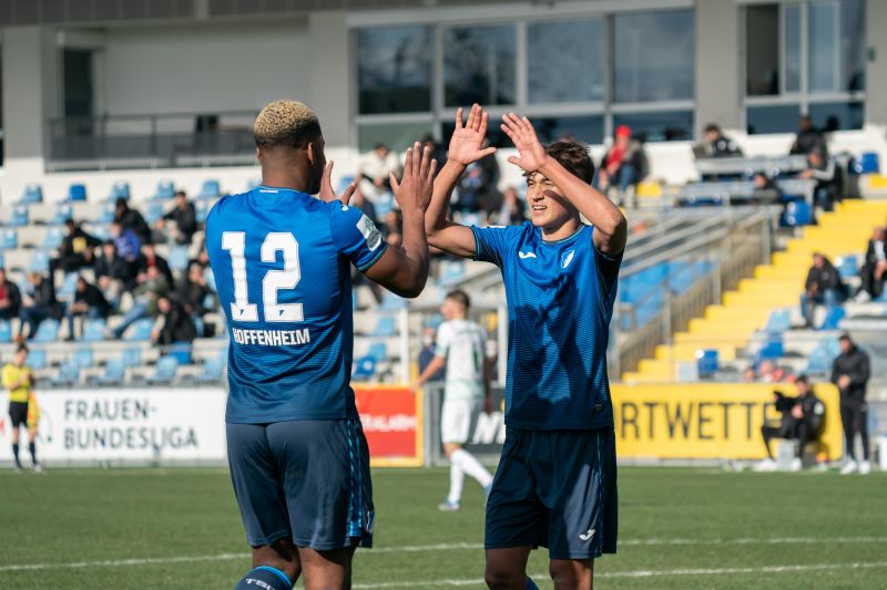 Bischof (re.) klatscht seinen Mitspieler ab