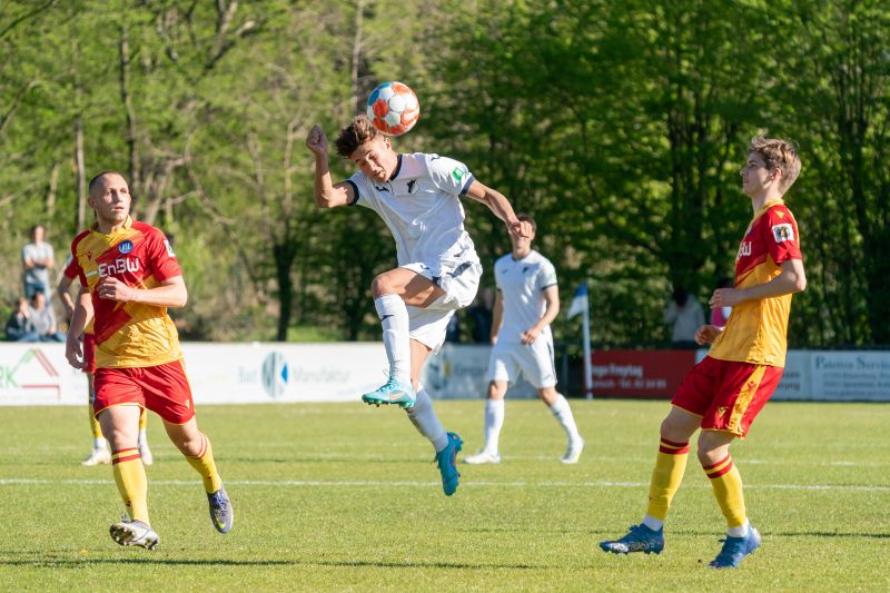 Bischof beim Kopfball im BFV-Pokalfinale am 16. April, dass die TSG mit 1:0 gegen den KSC gewann