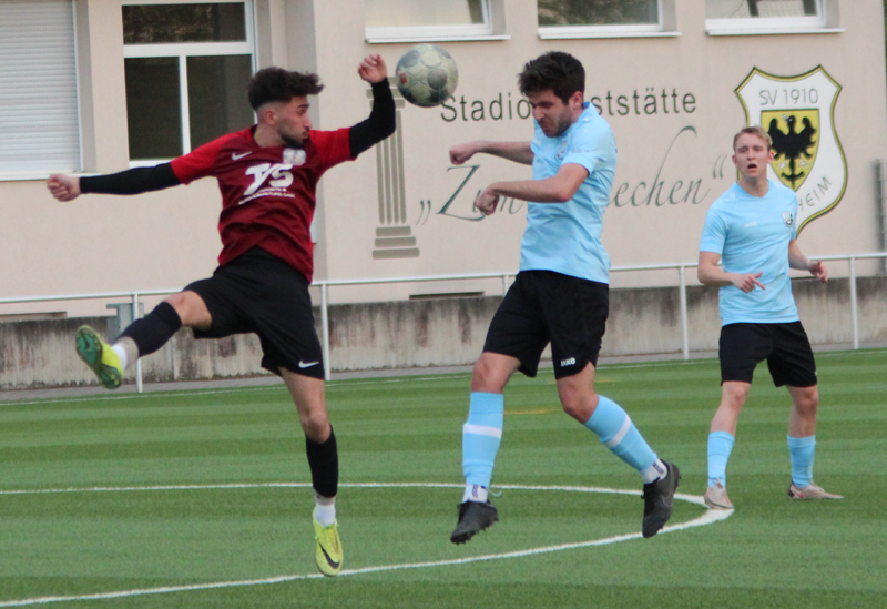 Steffen Baumgartner (Mitte) beim Kopfballduell. Rechts Luca Schinkmann