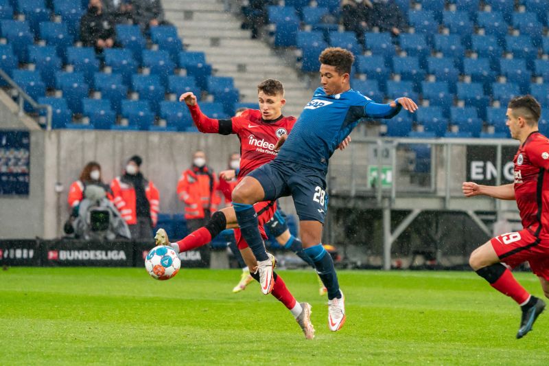 Hoffenheims Innenverteidiger Richards (Mitte) kommt vor seinem Frankfurter Gegenspieler an den Ball. Die Bayern-Leihgabe fehlt jedoch am Samstag verletzungsbedingt in Frankfurt.