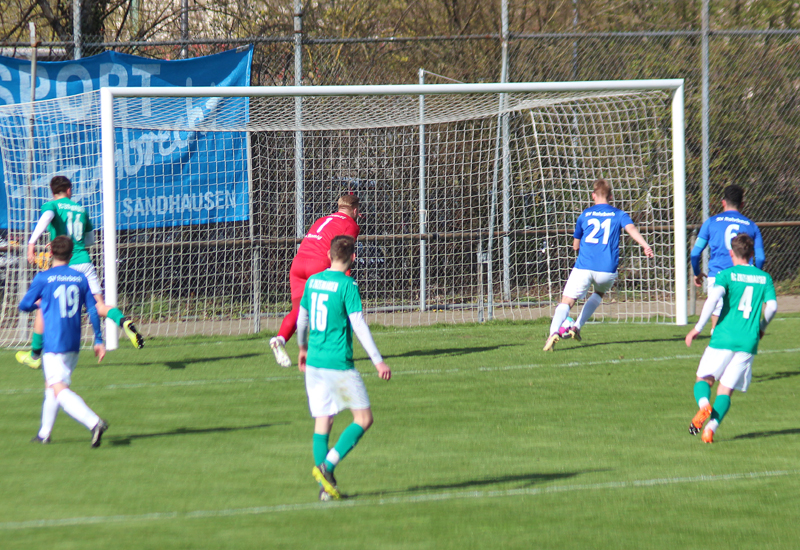 Luca Schinkmann (Nr. 21) klärt einen Schuss von Nico Härle kurz vor der Torlinie