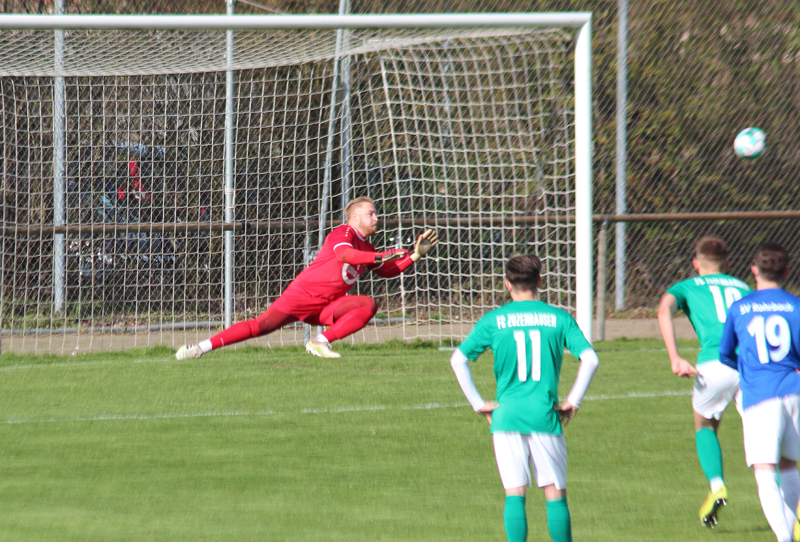 SV-Keeper Nico Romig ist chancenlos. Zuzenhausens Blago Bilic verkürzt per verwandeltem Elfmeter auf 1:2.