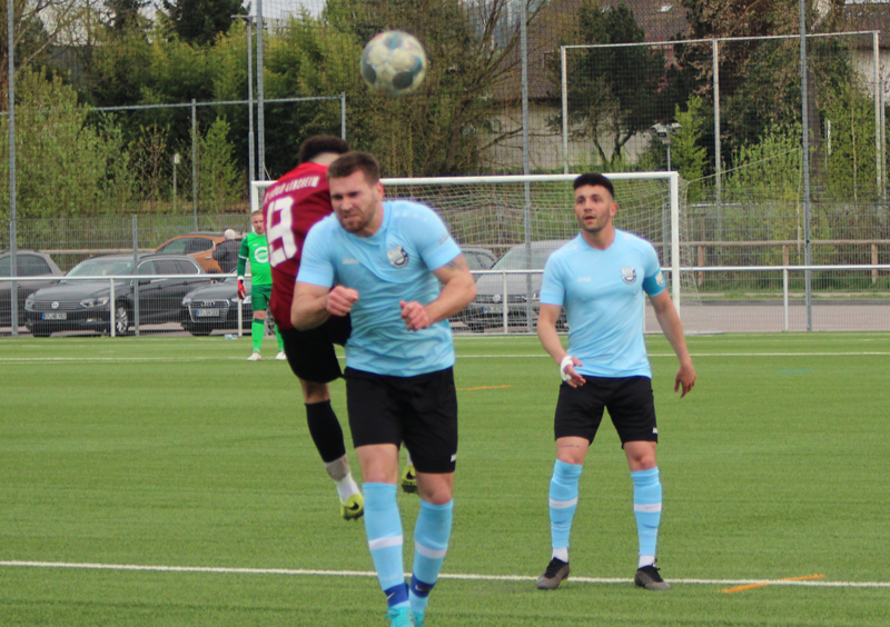 Marvin Bayer beim Kopfball