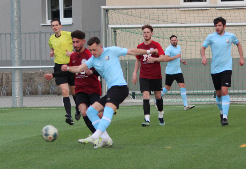 Dennis Bauer beim Torschuss