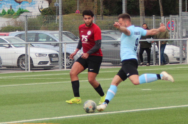 Dominic Roth beim Torschuss