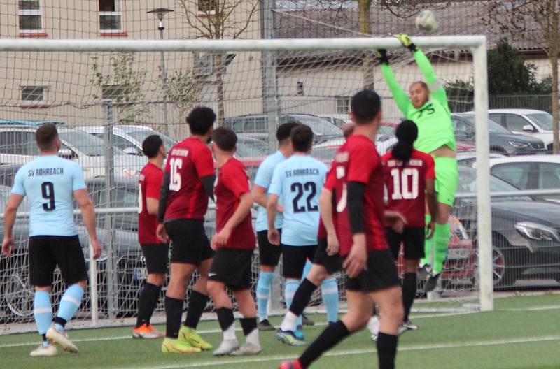 Der Ball geht knapp übers TG-Tor