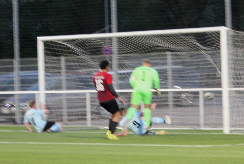 Romig (li.) erhöht auf 2:0