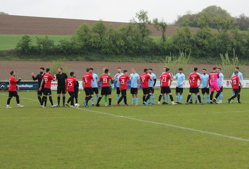 Erstmals wieder gemeinsames Einlaufen und Abklatschen der Mannschaften