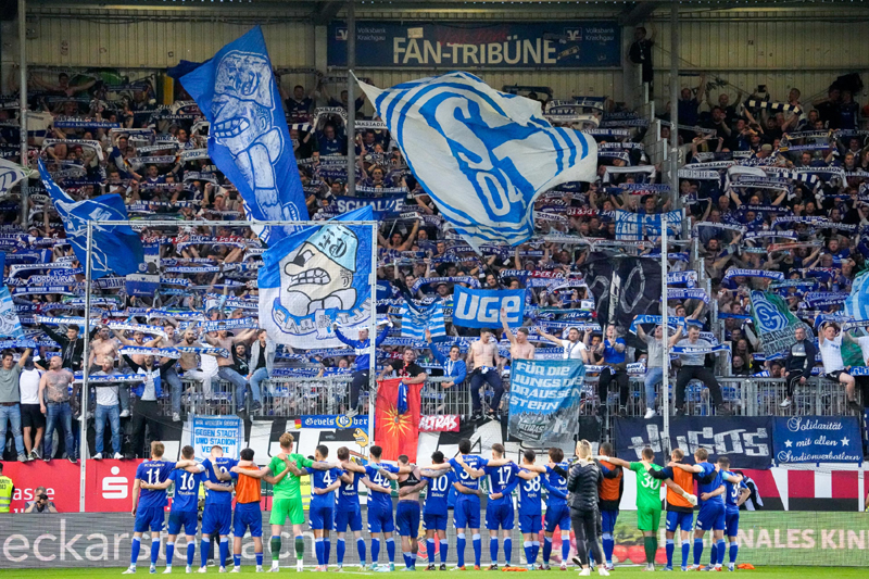 Die Schalker feiern ihren Auswärtssieg